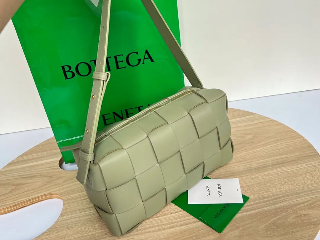 #B家 New model is coming! 709360 BRICK CASSETTE armpit bag, the traditional woven logo is instantly recognizable✅ Large grid weaving has always been fashionable, and the armpit bag is even more fashionable and foreign-style. Elegant big brick 🧱 Sheepskin material is light and comfortable, with a huge sense of capacity and space. Dark layer inside. Practical interior and fashionable appearance design. Durability and temperament coexist. Elegant big brick. Come and plant the same underarm bag from star Zhou Yutong! Dimensions: 28x14x10